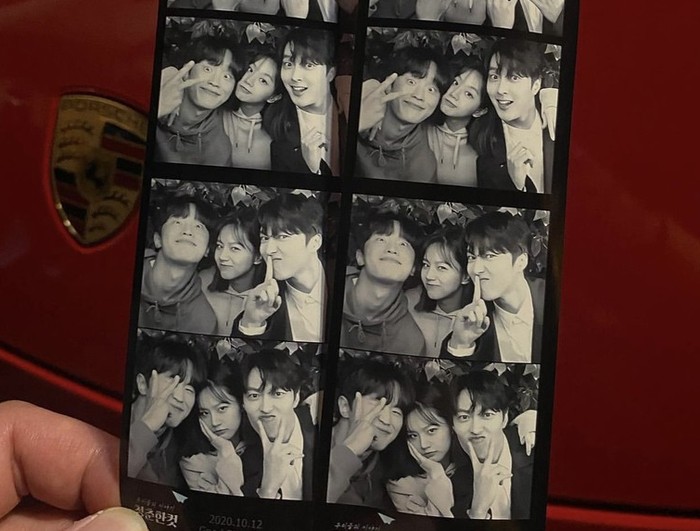 Meskipun foto bertiga, tetap saja netizen salah fokus dengan Hyeri dan Jang Ki Yong. Menurut netizen, mereka benar-benar cocok dan tampak bagus ketika disandingkan bersama / foto: instagram.com/hyeri_0609