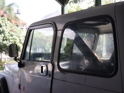 Jeep Putih Jadul Milik Nike Ardilla, 40 Tahun Masih Utuh