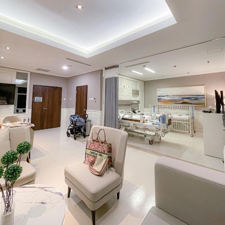 Kamar juga dilengkapi dengan TV LCD berlayar lebar, perabotan toilet serba otomatis dan dihiasi oleh dekorasi minimalis. Dominasi warna beige yang nantinya bisa memberi efek sangat menenangkan untuk pasien, Bunda. (Foto: Instagram: @therealmomogeisha)