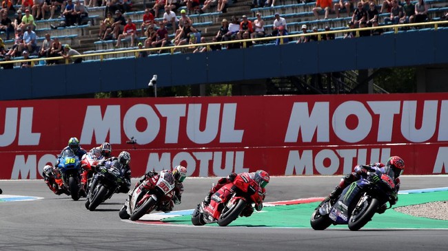 Fabio Quartararo menang MotoGP Belanda 2021 dengan mengalahkan Maverick Vinales di Sirkuit Assen. Valentino Rossi mengalami kecelakaan dan gagal finis.