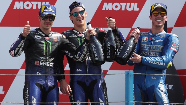 Maverick Vinales bersikap dingin saat rekan satu timnya Fabio Quartararo merayakan kemenangan MotoGP Belanda 2021, Minggu (27/6).