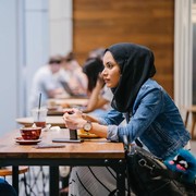 Bukan Saran, 5 Tanda Ini Menunjukkan Teman yang Curhat Cuma Butuh Didengarkan