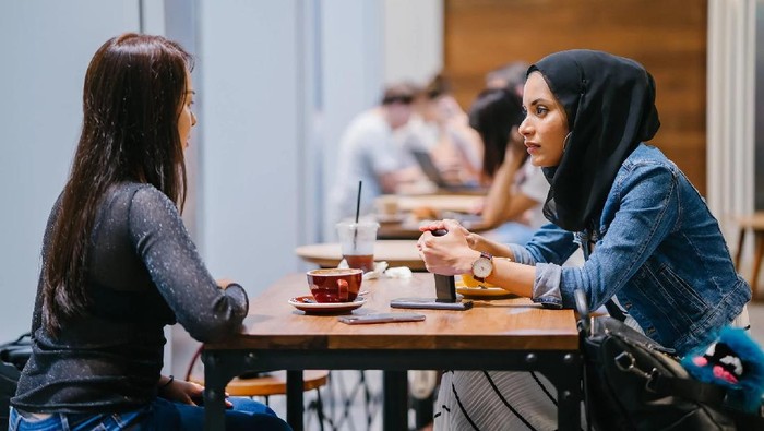 Bukan Saran, 5 Tanda Ini Menunjukkan Teman yang Curhat Cuma Butuh Didengarkan