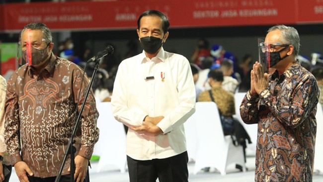 Bersama Bank Indonesia dan Kementerian Kesehatan, OJK bersiap menyebarkan sekitar 335 ribu vaksin Covid-19 selama Juli 2021.