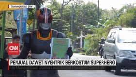 VIDEO: Penjual Dawet Nyentrik Berkostum Superhero