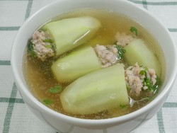 Resep Sup Timun Isi Ayam Cincang yang Gurih Segar