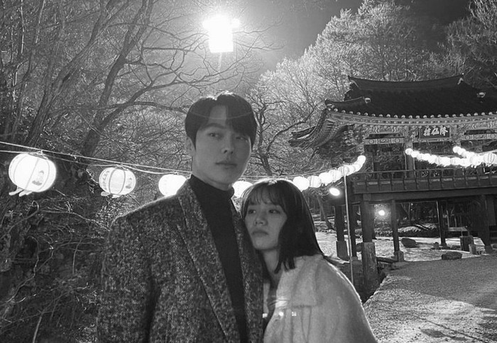 Sampai foto candid mereka sukses membuat penonton gemas. Bagaimana tidak? Hyeri tampak manja banget kalau sudah berduaan sama Jang Ki Yong! / foto: instagram.com/hyeri_0609