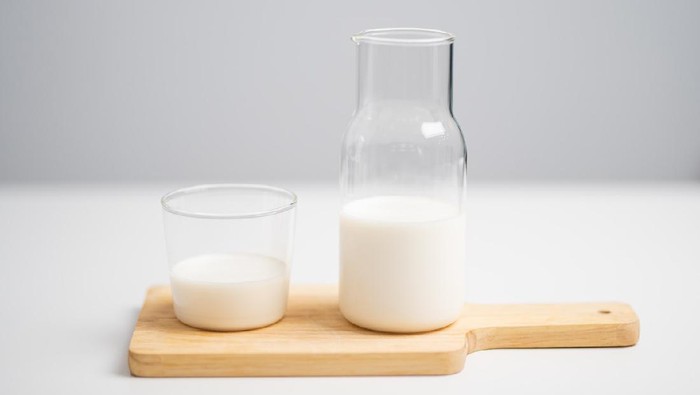 memakan makanan yang kaya akan kalsium seperti susu rendah lemak, keju rendah lemak, dan yogurt rendah lemak