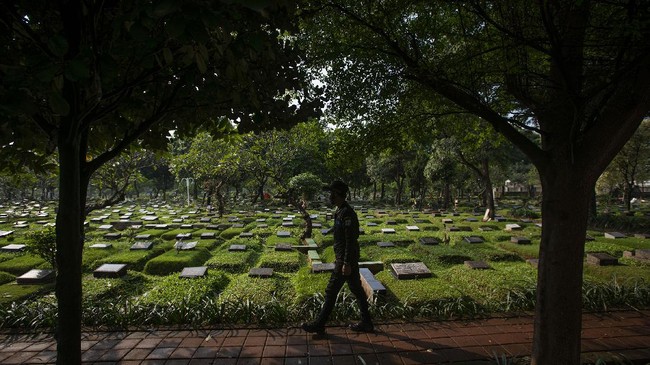 FOTO: Tempat Pemakaman di Tengah Larangan Ziarah Saat PPKM