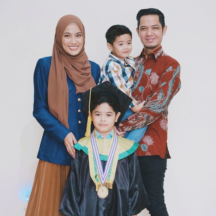 <p>Alyssa Soebandono dan Dude Harlino tengah berbahagia. Putra sulung mereka, Rendra sudah menyelesaikan pendidikan di bangku TK. Mereka tampil formal di foto wisuda anak. (Foto: Instagram: @ichasoebandono)</p>