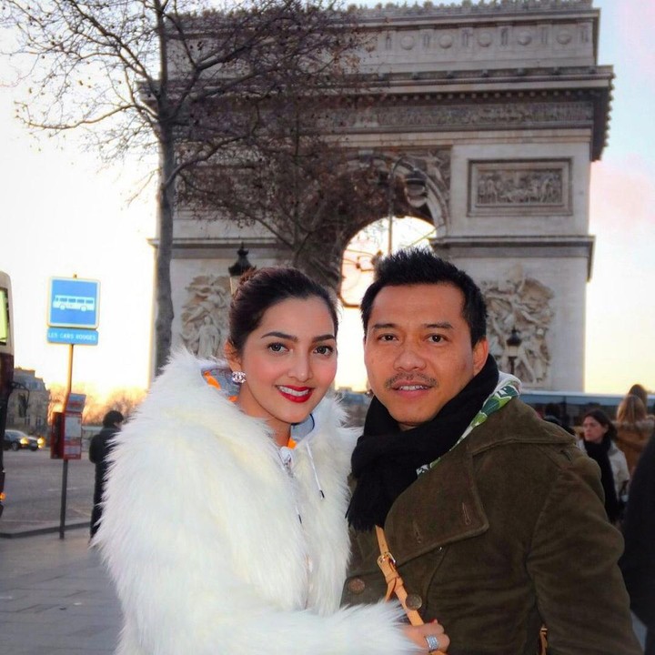 <p>Anang Hermansyah menikah dengan Ashanty pada 12 Mei 2012. Kala itu Ashanty masih berusia 28 tahun, sedangkan Anang 41 tahun. Perbedaan usia 15 tahun tak menjadi masalah. Mereka dikaruniai dua orang anak menggemaskan yaitu Arsy dan Arsya. (Foto: Instagram: @ashanty_ash)</p>