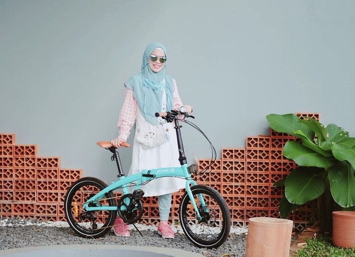 Banyak orang suka pakai pakaian yang simpel, namun tetap modis. Begitu juga dengan Ghaida, yang terkadang memilih hijab langsung pakai untuk memudahkan geraknya terutama ketika sedang berolahraga / foto: instagram.com/gdaghaida