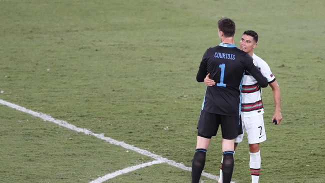 Kapten Portugal, Cristiano Ronaldo mengatakan kepada Thibaut Courtois bahwa Belgia beruntung menang 1-0 di 16 besar Euro 2020 (Euro 2021).
