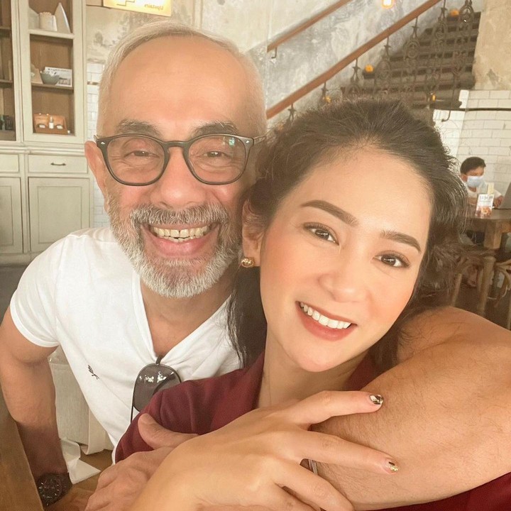 <p>Bunga Zainal menikah dengan pria yang 18 tahun lebih tua darinya. Ia dipersunting oleh Sukhdev Singh, produser film berdarah India. Hingga kini rumah tangga mereka tetap terlihat adem ayem jauh dari gosip. (Foto: Instagram: @bungazainal05)</p>