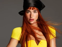 Dua Lipa Tampil Beda Berambut Merah, Rela Ngecat Rambut karena Alasan Ini