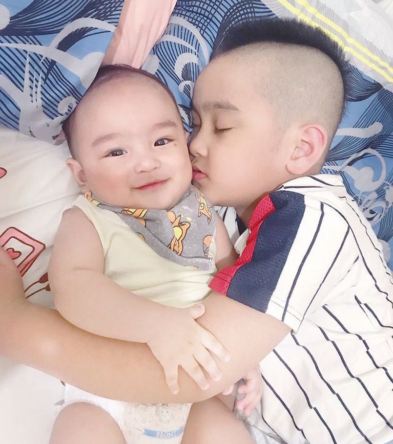 Pernikahan Donnie Sibarana eks vokalis Ada Band dengan Sonya Prischilia dikarunia dua putra ganteng. Yuk kita intip potret putra mereka!