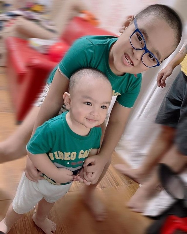 Pernikahan Donnie Sibarana eks vokalis Ada Band dengan Sonya Prischilia dikarunia dua putra ganteng. Yuk kita intip potret putra mereka!