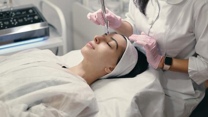 Mau Eksfoliasi Wajah yang Berjerawat? Perhatikan Hal Ini!