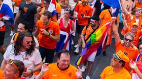 UEFA Bantah Larang Fan Bawa Bendera LGBT di Budapest