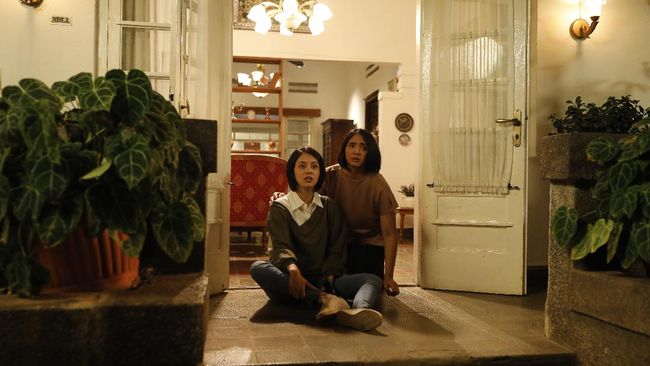 Ghibah merupakan film horor Indonesia yang mengangkat kebiasaan anak muda yang suka membicarakan orang atau yang lebih dikenal dengan istilah gibah.