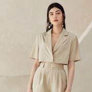 Sambut Musim Panas dengan Padu Padan Pakaian Berbahan Linen