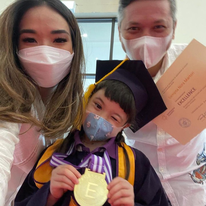 <p>Gempita Nora Marten lulus TK dengan predikat Excellence alias sempurna. Di hari bahagia itu, Gading Marten dan Gisella Anastasia tetap kompak menemani putri mereka di acara wisuda. (Foto: Instagram: @gisel_la)</p>