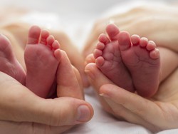 Viral Seorang Wanita Lahirkan Bayi Kembar dari Ayah Berbeda, Kok Bisa?