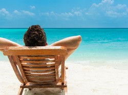 Berjemur Telanjang di Tepi Pantai, Diganggu Rusa, eh Kena Denda