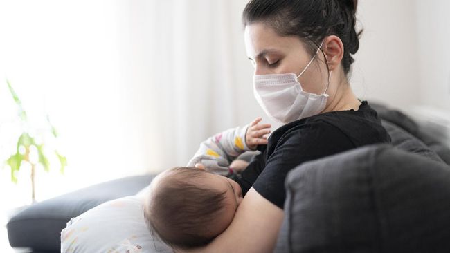 Dokter spesialis kandungan membagikan tiga solusi terkait pemberian ASI menurut gejala Covid-19 yang dialami ibu.