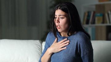 Pilek dan infeksi paru seperti pneumonia memunculkan gejala tak nyaman saat bernapas. Lantas, apa beda sesak napas karena pilek dan infeksi paru?
