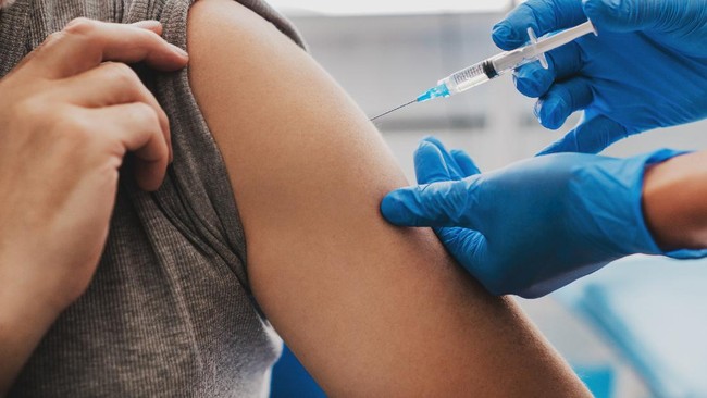 Studi menyebut kekebalan tubuh terhadap Covid-19 meningkat jika mencampur suntikan Pfizer setelah empat minggu disuntik vaksin AstraZeneca.