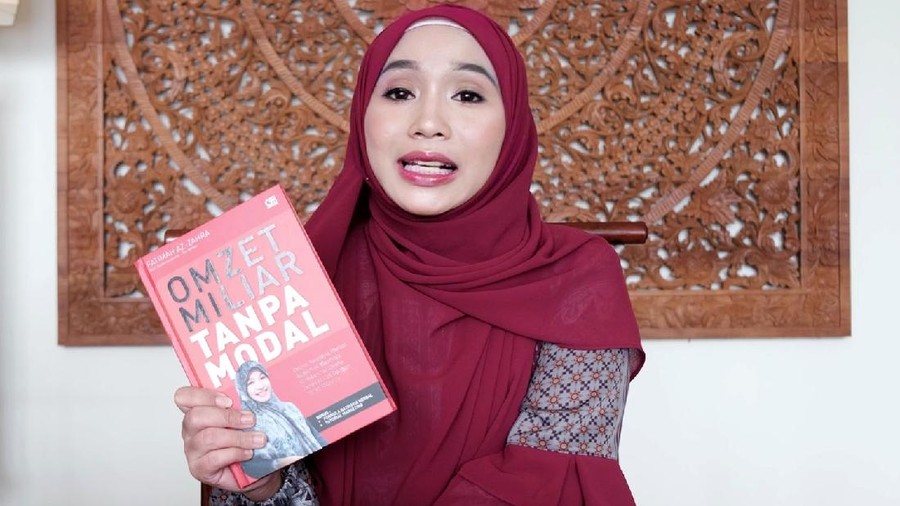 Seorang miliarder muda ini bernama Fatimah Az Zahra, videonya sempat viral dan banjir komentar karena perjuangannya hingga menjadi seperti sekarang.



Pengusaha yang kini menyandang gelar miliarder tanpa modal itu kini sampai bisa mengendorse artis papan atas.