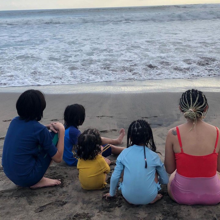 <p>Keluarga Joanna tampak sangat mendukung dirinya secara penuh. Dalam salah satu unggahan sang Bunda, Joanna dan anak-anaknya tampak menikmati suasana pantai bersama-sama. (Foto: Instagram @ninakairupan)</p>