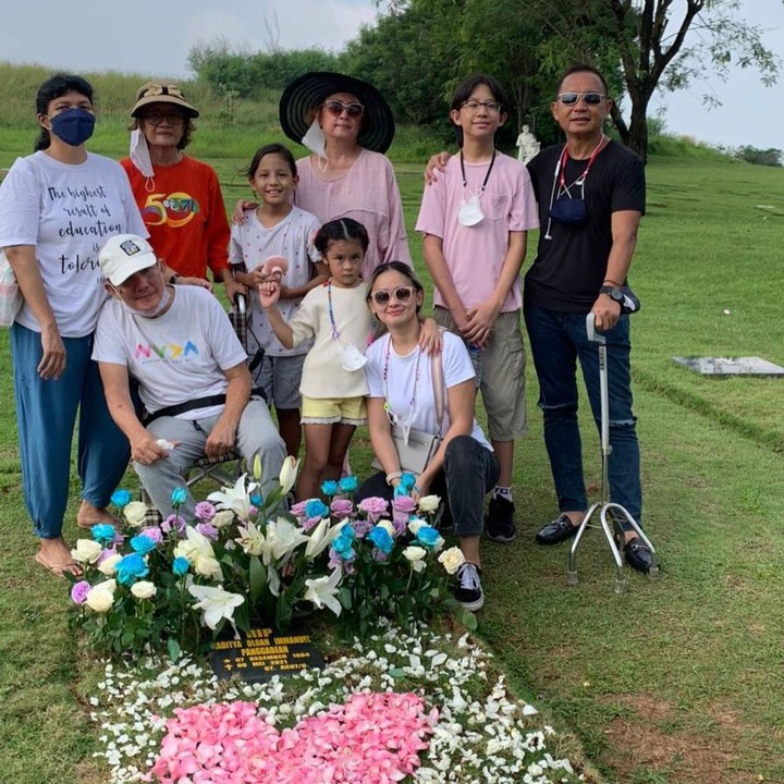<p>Joana alexandra & anak-anaknya tampak berkunjung ke makam satu bulan setelah kepergian sang suami, Raditya Oloan Panggabean. Momen ini diunggah oleh Sang Ibu. Joanna sendiri tidak pernah mengunggah apapun di akun pribadinya semenjak suami meninggal, Bunda. (Foto: Instagram @ninakairupan)</p>