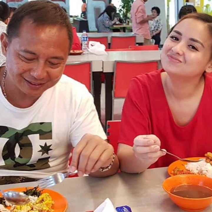 <p>Lebih lanjut, Ibunda Joanna juga memamerkan dukungan dengan memperlihatkan bahwa ayah Joanna selalu ada untuk mendampingi putrinya di segala situasi. (Foto: Instagram @ninakairupan)</p>