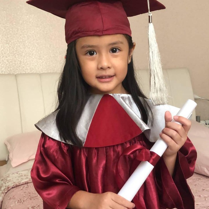 <p>Putri Joanna Alexandra dan mendiang Raditya Oloan baru saja menyelesaikan pendidikan TK. Sang Bunda mengunggah potret sang putri dengan bangga ke media sosial. Selamat ya, Zoey! (Foto: Instagram: @joanna_radit)</p>