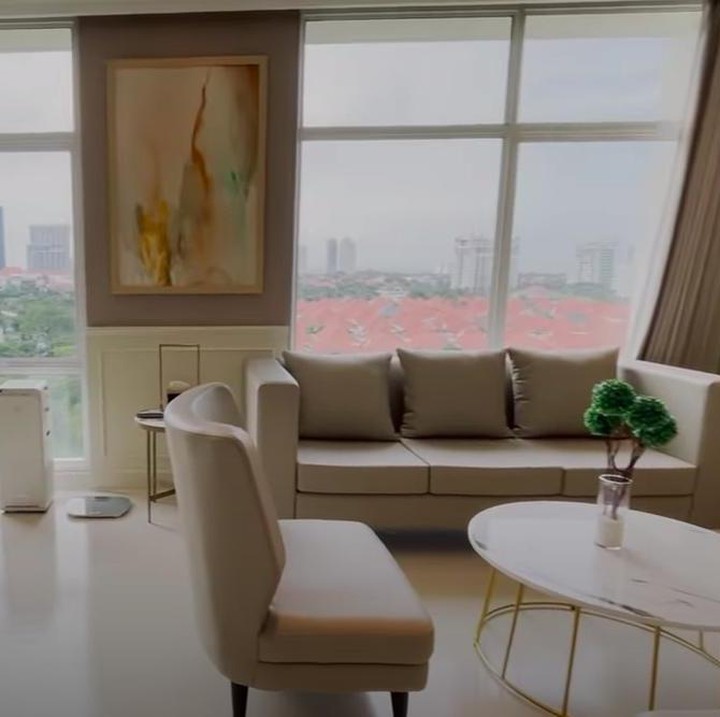 Untuk membuka tirai pun, Momo memperlihatkan kalau tirai bisa dibuka secara otomatis dengan Google Assistant. (Foto: YouTube Momo Geisha)