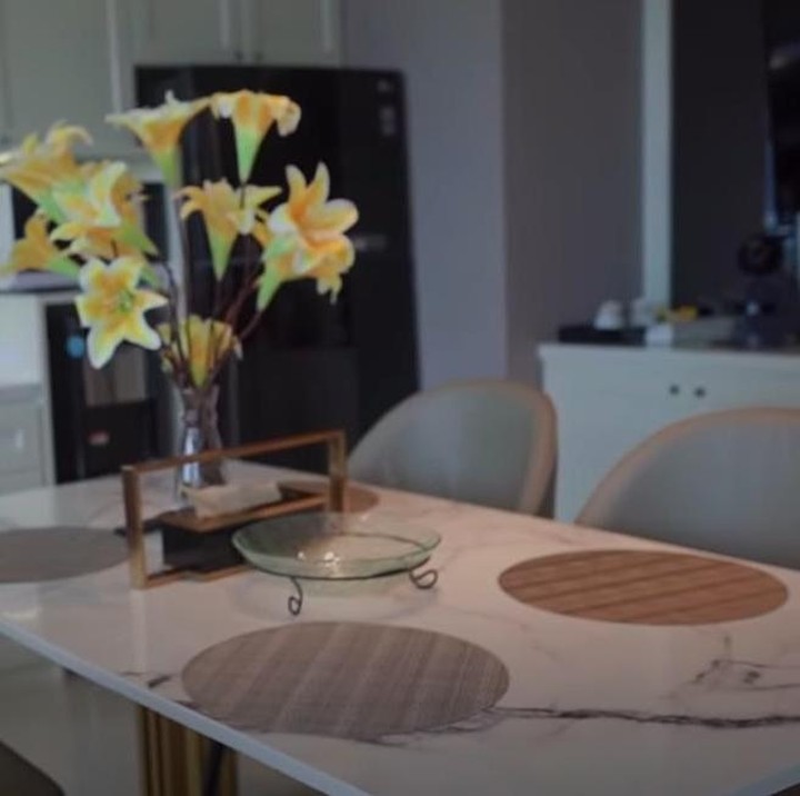 Tak hanya kasur pasien, kamar tersebut juga memiliki area sofa dining room sebagai tempat makan keluarga. Terapat meja makan berukuran serta kulkas berukuran besar. (Foto: YouTube Momo Geisha)