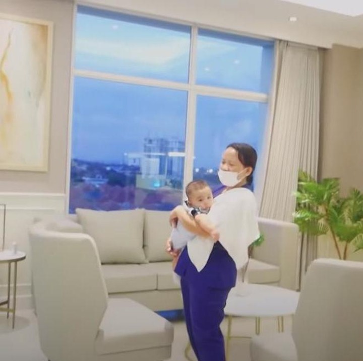 Kamarnya pun mencuri perhatian, Bunda. Kamar tersebut dirancang menyerupai kamar rawat inap yang banyak diterapkan di rumah sakit Singapura. Tak hanya mengedepankan fasilitas untuk pasien, kamar tersebut juga menunjang kenyamanan pendamping pasien. (Foto: YouTube Momo Geisha)