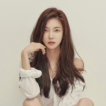 Kim Yoon Ji Umumkan Segera Menikah dengan Sang Kekasih