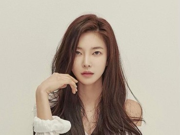 Kim Yoon Ji Umumkan Segera Menikah dengan Sang Kekasih