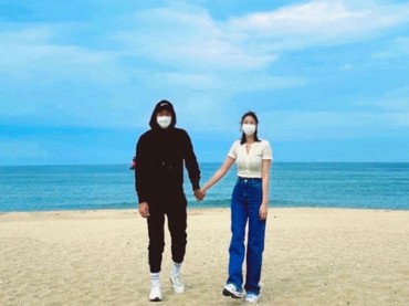 Tunangan Kim Yoon Ji Terungkap, Ternyata Putra Pasangan Selebriti Ternama