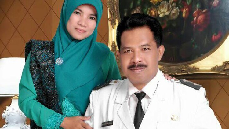 Kisah Viki Alfiyanti yang dulu jadi istri pejabat, kini menjadi buruh. Kisah Viki Alfiyanti yang dulu jadi istri pejabat, kini menjadi buruh.