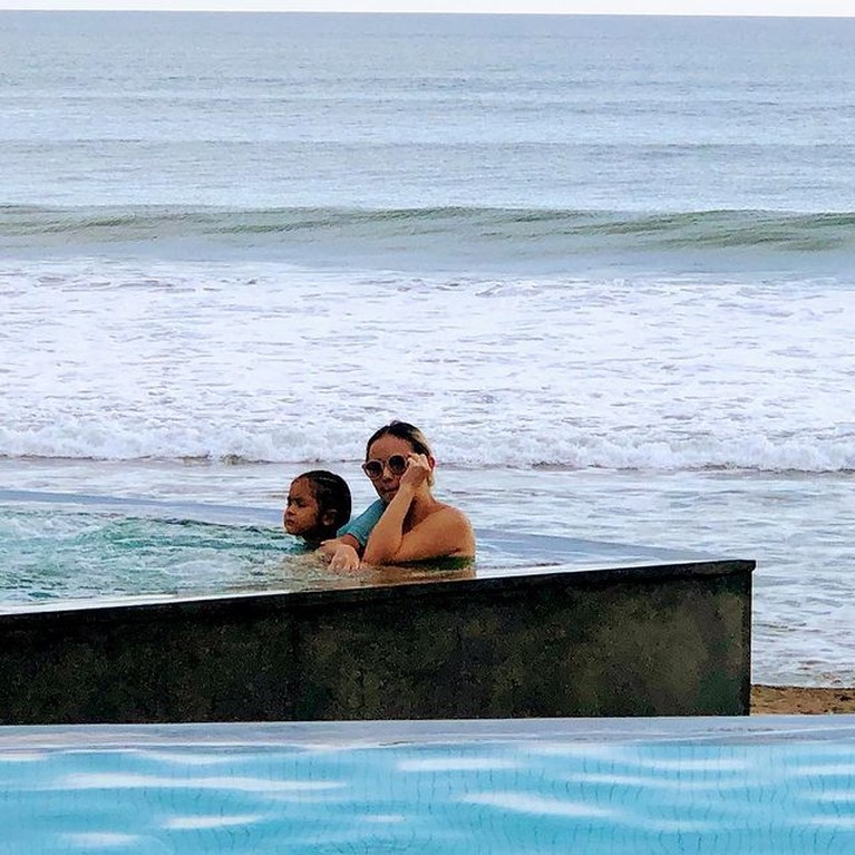 Setelah sebulan lebih kepergian Raditya Oloan, Joanna dan anak-anak sudah mulai bangkit. Yuk kita intip kondisi terbaru mereka!