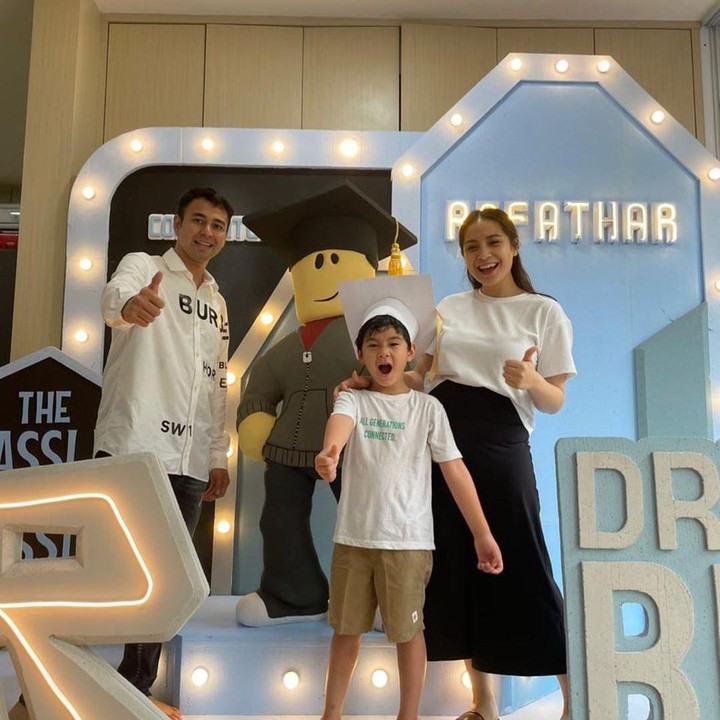 <p>Nagita Slavina dan Raffi Ahmad menggelar acara kecil-kecilan di rumah usai menghadiri wisuda sang putra, Rafathar. Putra sulung mereka sudah tidak sabar masuk SD nih! (Foto: Instagram: @raffinagita1717)</p>