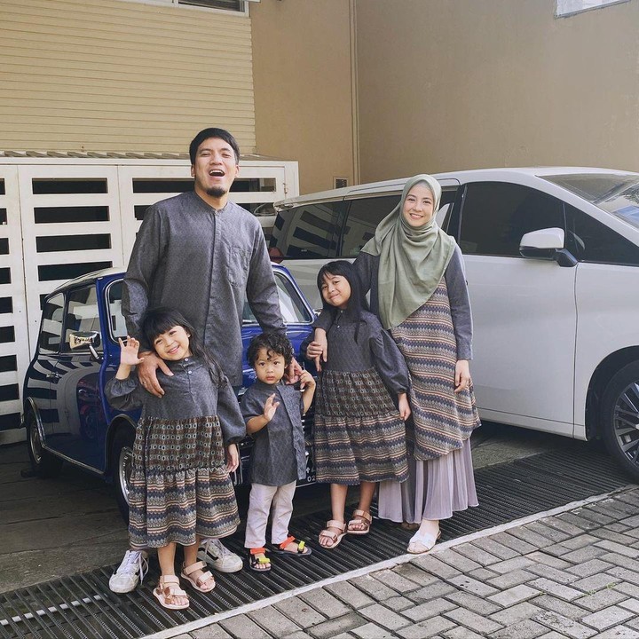 <p>Nathasha Rizky masih berusia 19 tahun ketika dipersunting Desta di 2013 silam. Mereka terpaut usia 16 tahun, Bunda. Dari pernikahan itu, mereka dikaruniai tiga buah hati. (Foto: Instagram: @natasharizkynew)</p>