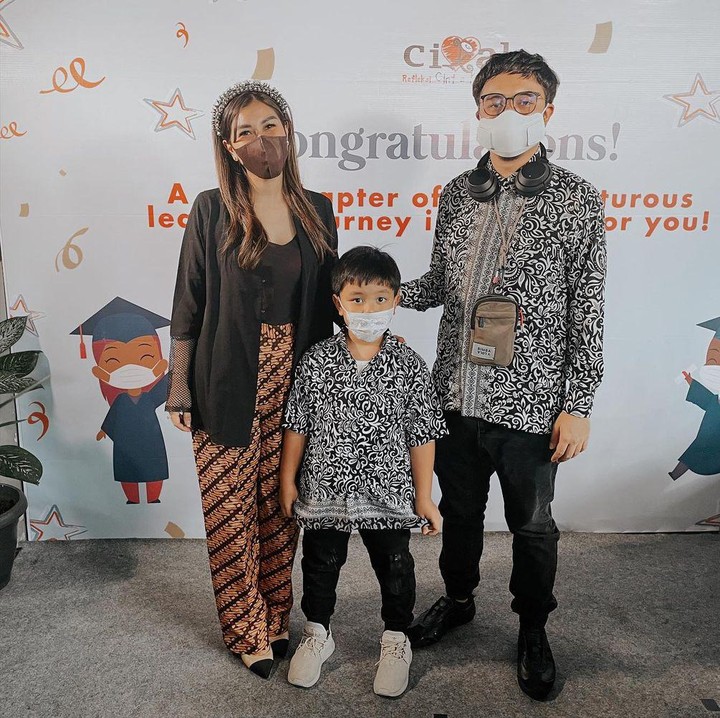 <p>Kebahagiaan juga dirasakan oleh kakak Raffi Ahmad, yaitu Nisya. Sang putra yang bernama Areeq juga sudah lulus TK. Ia dan Rafathar lulus dari satu sekolah yagn sama lho. (Foto: Instagram: @nissyaa)</p>