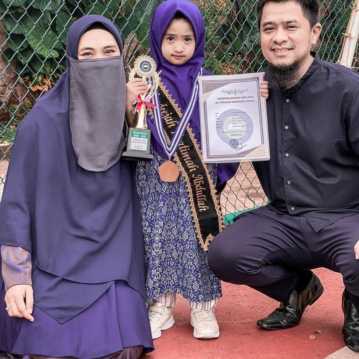<p>Oki Setiana Dewi juga tengah merayakan kelulusan anaknya. Sang putri, Khadeejah telah lulus TK usai 1,5 tahun melaksanakan kegiatan belajar dari rumah. (Foto: Instagram: @okisetianadewi)</p>