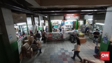 Tabung oksigen di Pasar Pramuka sekejap ludes terjual usai diborong ratusan pembeli pada Jumat (25/6) lalu. Ketersedian tabung oksigen saat ini kosong.