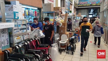 Tabung oksigen di Pasar Pramuka sekejap ludes terjual usai diborong ratusan pembeli pada Jumat (25/6) lalu. Ketersedian tabung oksigen saat ini kosong.